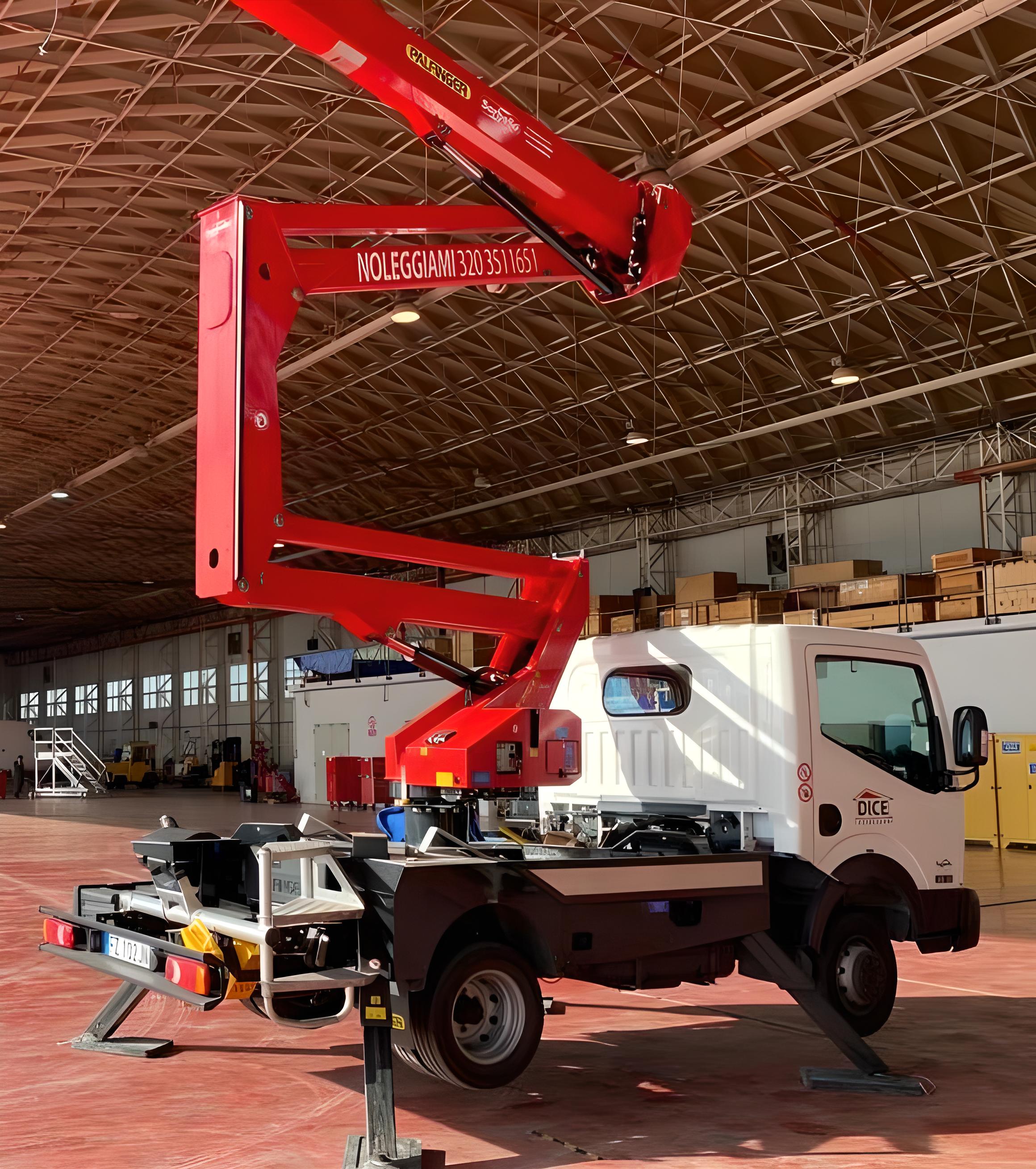 CAMION CON CESTELLO ELEVATORE